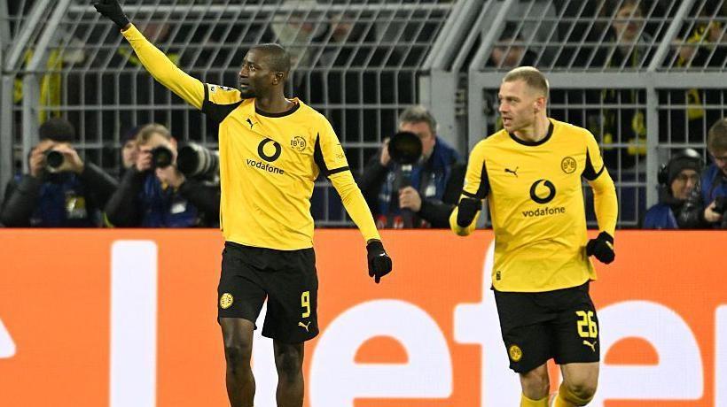 Dortmund chạm một tay vào tấm vé 16 đội Champions League-795896