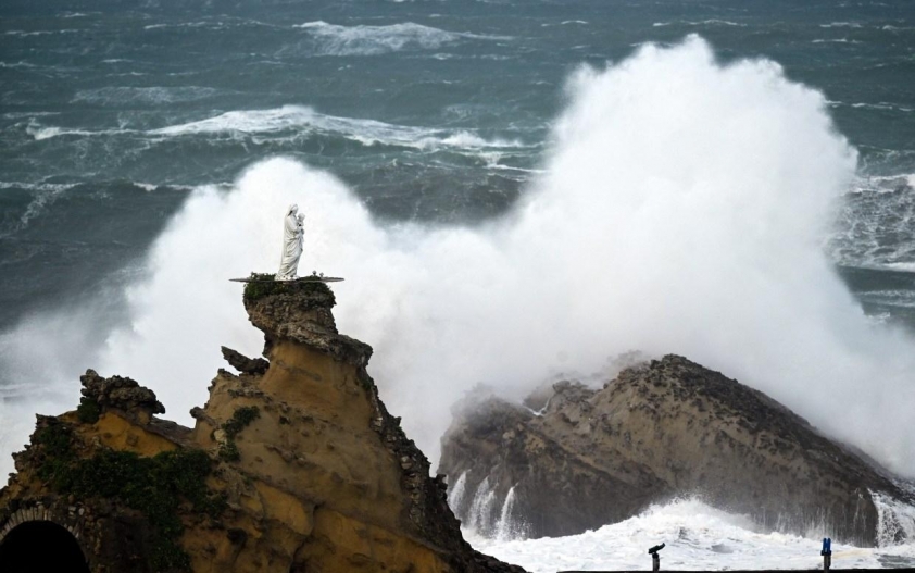 Các trận đấu tại Cúp C2 bất ngờ bị tạm hoãn vào phút chót 727617