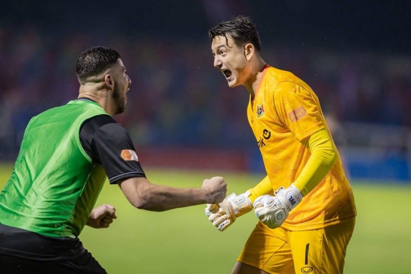 HLV Nam Định hết lời khen Văn Lâm, buồn bã khi thua Ninh Bình 709419