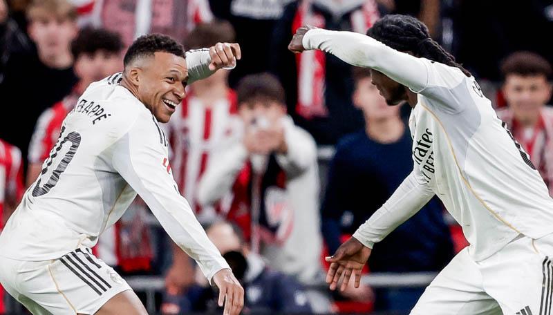 Mbappe ăn mừng ngẫu hứng với Camavinga - Ảnh: @brfootball