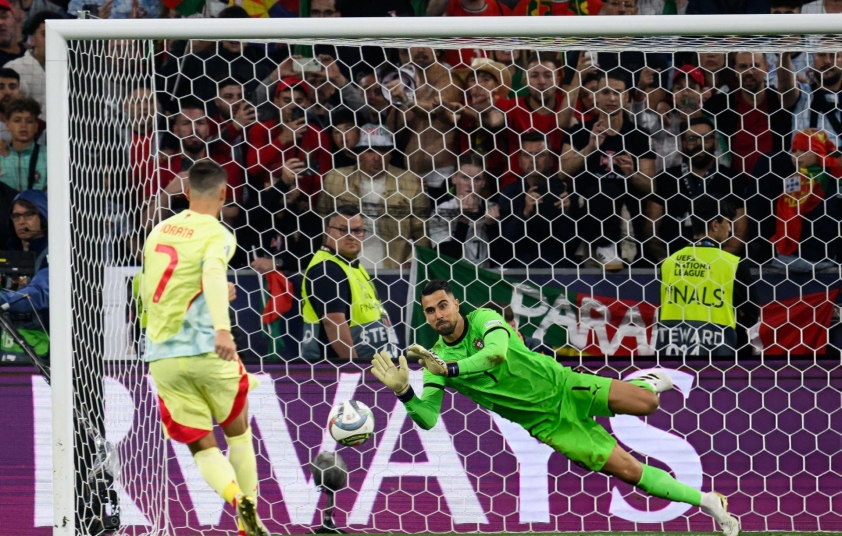 Sút trượt pen, Morata hé lộ chuyện giải nghệ ĐTQG 646967