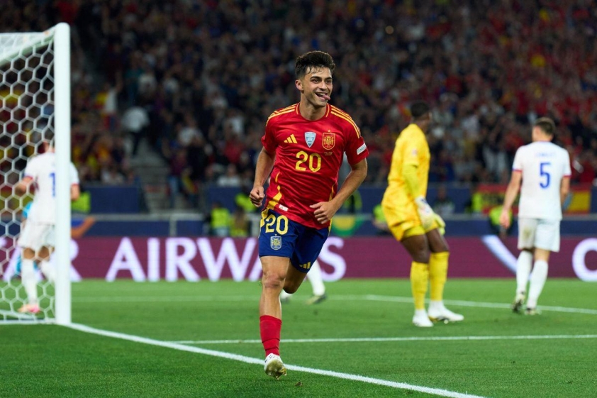 Pedri bùng nổ giúp Tây Ban Nha vượt qua Pháp trong trận bán kết nghẹt thở (Ảnh: Football Espana).
